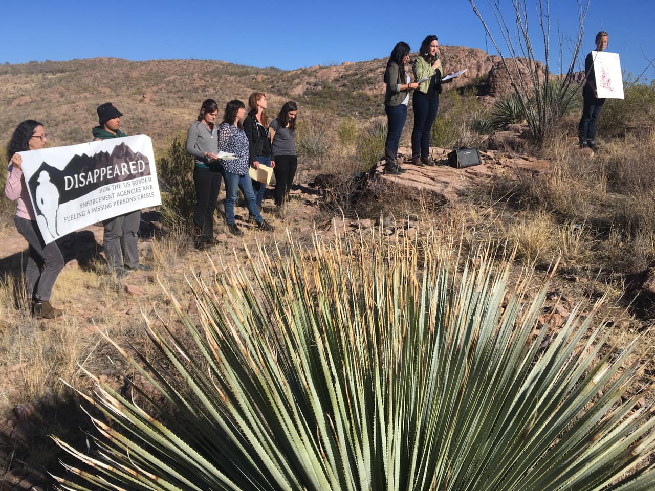 En un área remota del desierto los directivos de No Más Muertes presentaron el reporte.