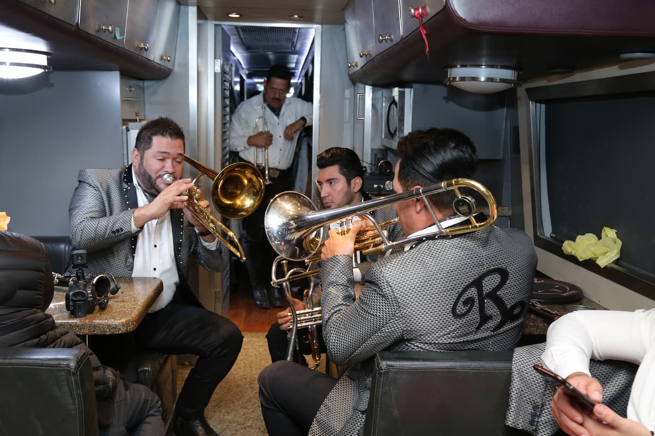 Una vez el bus llega a su destino final, la acción comienza para los integrantes de El Recodo, quienes empiezan a ensayar los instrumentos y a ultimar cada detalle para subir al escenario y complacer al público.