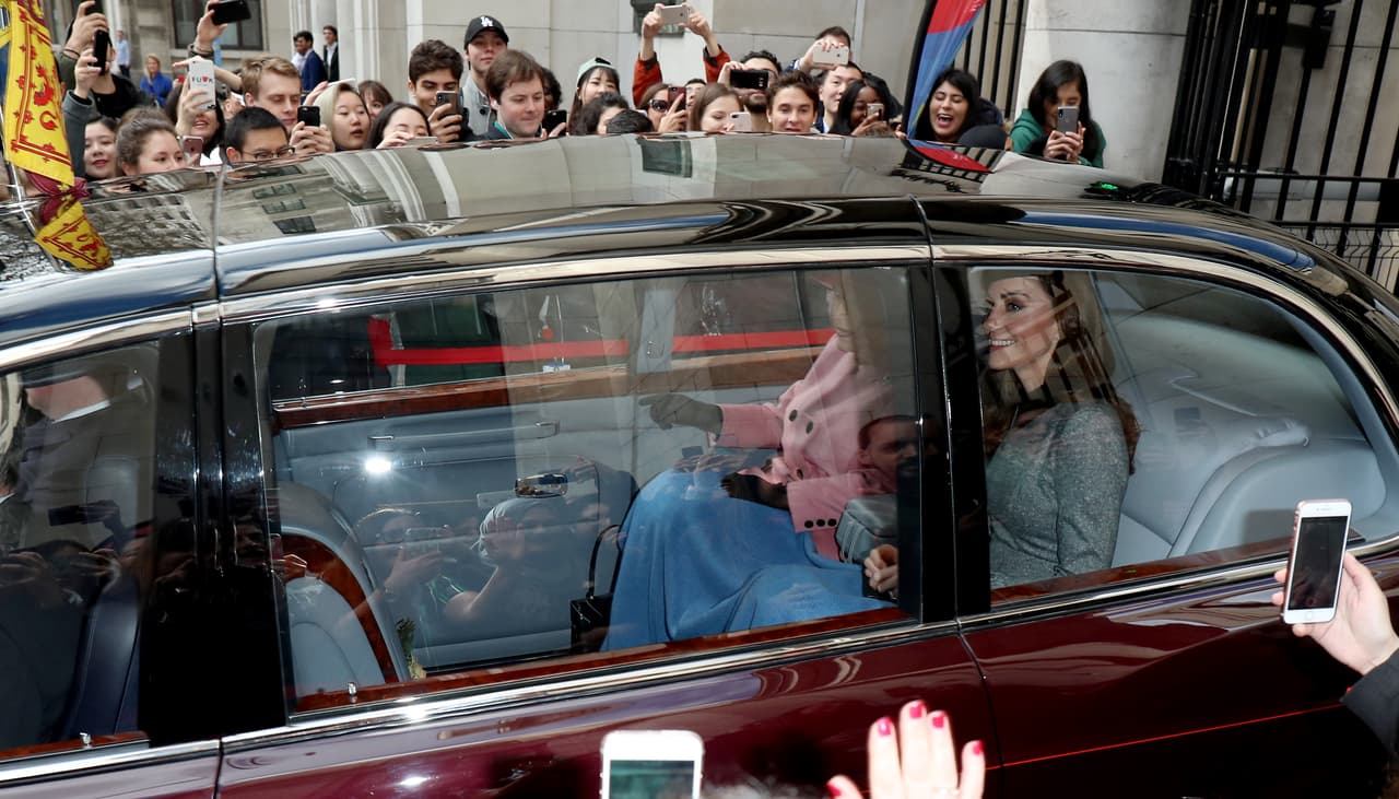 Y es que ambas mujeres llegaron al King’s College cubiertas con una pequeña cobija azul que compartieron en el asiento trasero de la limusina durante el camino para combatir el frío londinense.