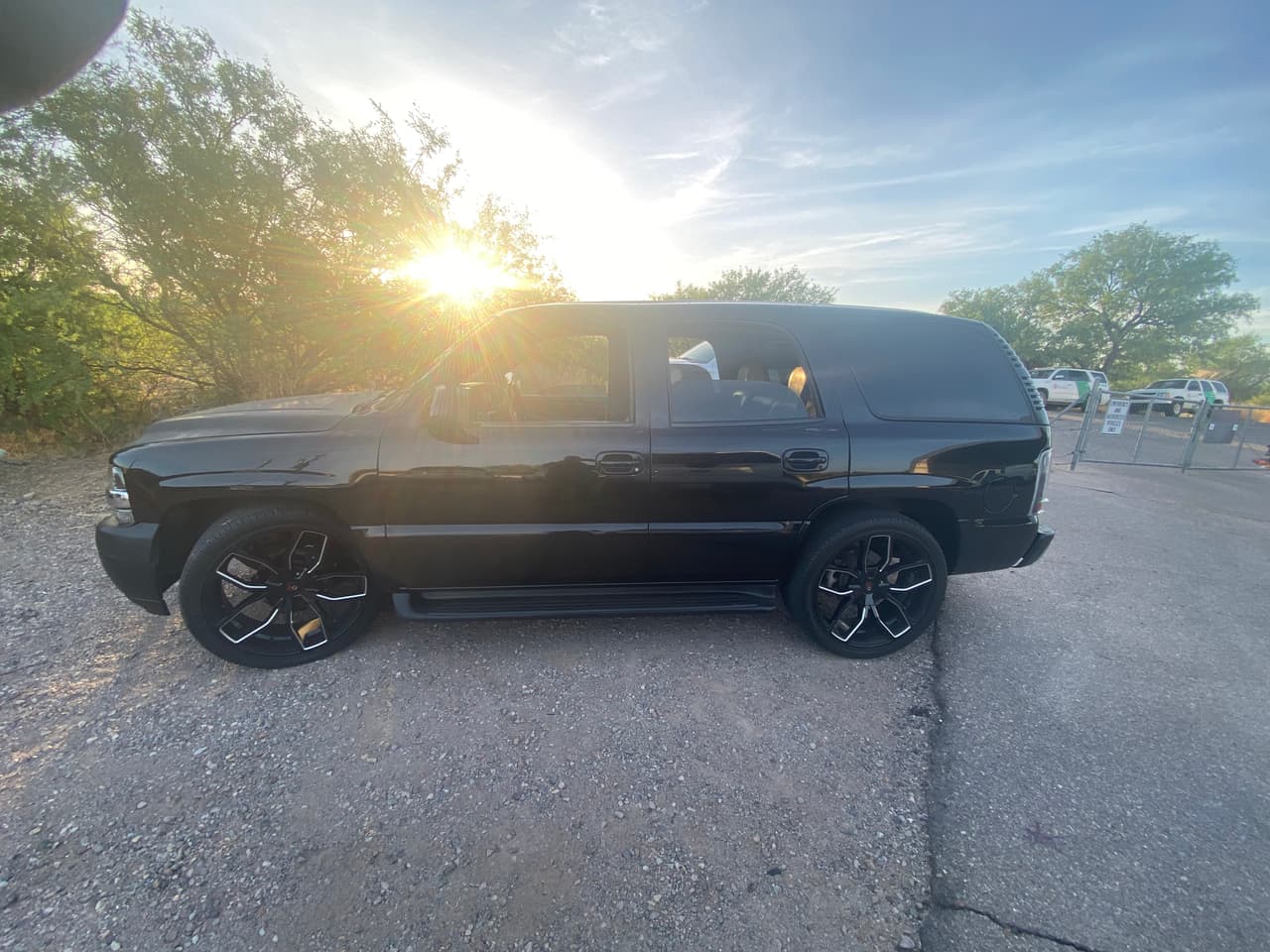 Un vehículo en el punto de control I-19 fue remitido a una inspección secundaria para una inspección de inmigración. Agentes de la estación de Nogales determinaron que dos ciudadanos estadounidenses estaban traficando con un migrante.