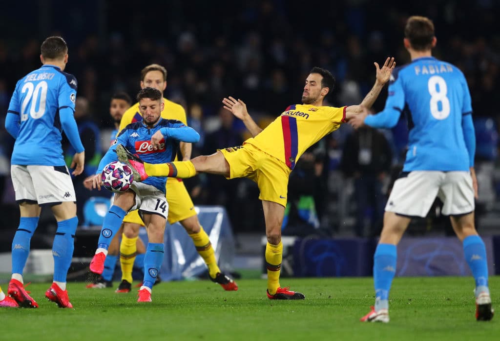 Luego de una plancha de Sergio Busquets, Dries Mertens abandona el terreno de juego por lesión.