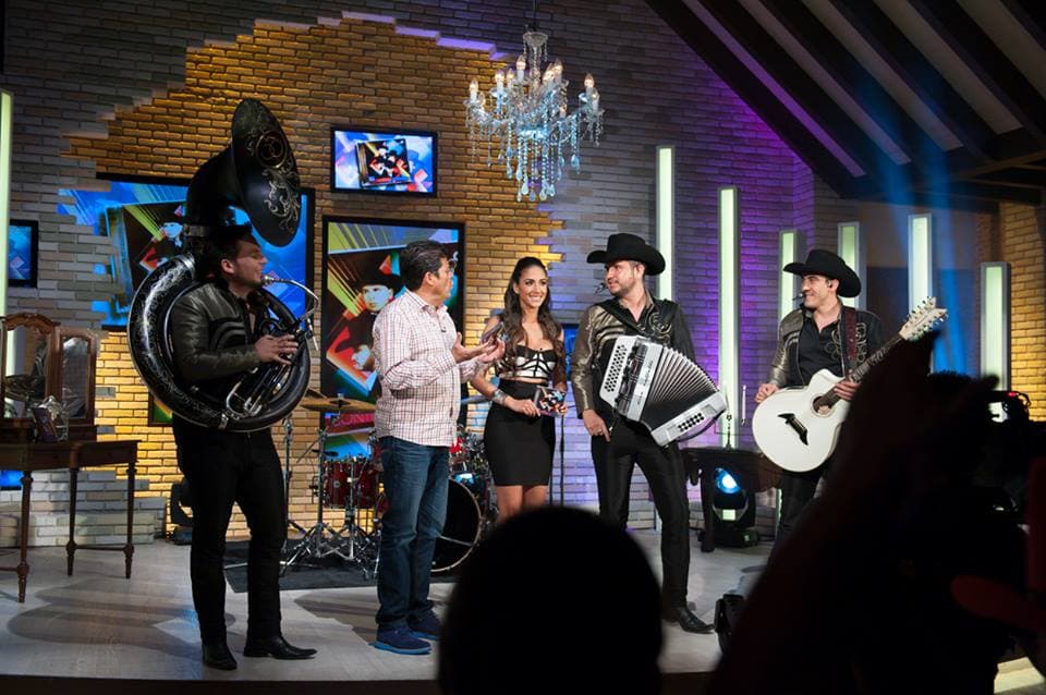 Pues cómo no hacerlo, si interpretaron su más reciente y popular tema 'Aunque ahora estés con él'.