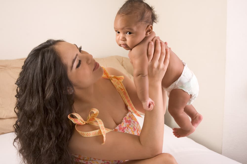 <b>GÉMINIS</b>
<br>Como madre la mejor cualidad que posees es la de la inteligencia. Las ideas fluyen en tu mente y tu dualidad te aporta la cualidad de ver las dos caras de una misma situación. Eres una madre comprensiva y visionaria.