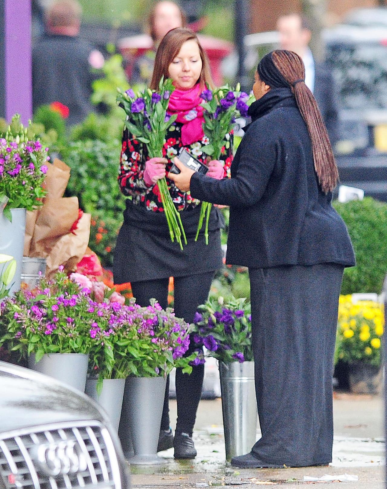 Tomó algunos ramos de flores violetas.