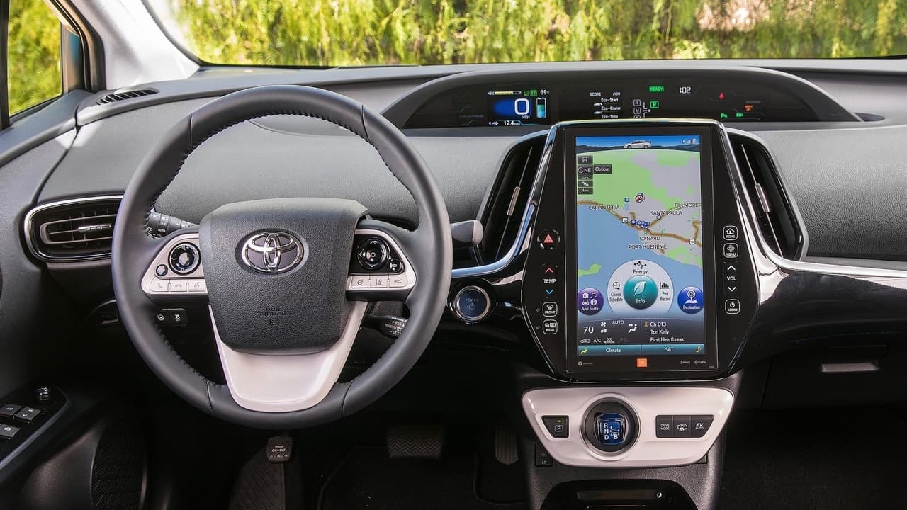 <h3 class="cms-H3-H3">¿Debo comprar uno?</h3>
<br>Es dificil agrumentar contra el Prius Prime si no se necesita el quinto puesto y no importa dejarlo enchufado regularmente por 5 horas en un enchufe de 120 voltios (2 horas en uno de 240 voltios) a fin de aprovechgar al máximo la economía que ofrece. De resto, salvo un par de diferencias estéticas, es prácticamente igual al Toyota Prius regular que ocupa el sexto lugar de esta lista.