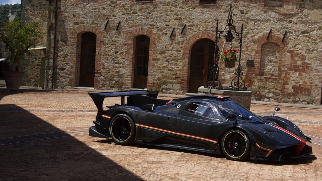 La estructura monocasco del Pagani Zonda Revolución esta hecha en 
<b>Carbotanio</b>, un material compuesto que es resistente, liviano y elástico inventado por Modena Design para Pagani, logrado por la combinación de titanio y compuestos avanzados de carbono.
