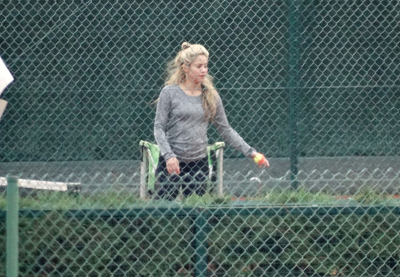 Shakira, incluso, sirvió de caddie de su hijo.