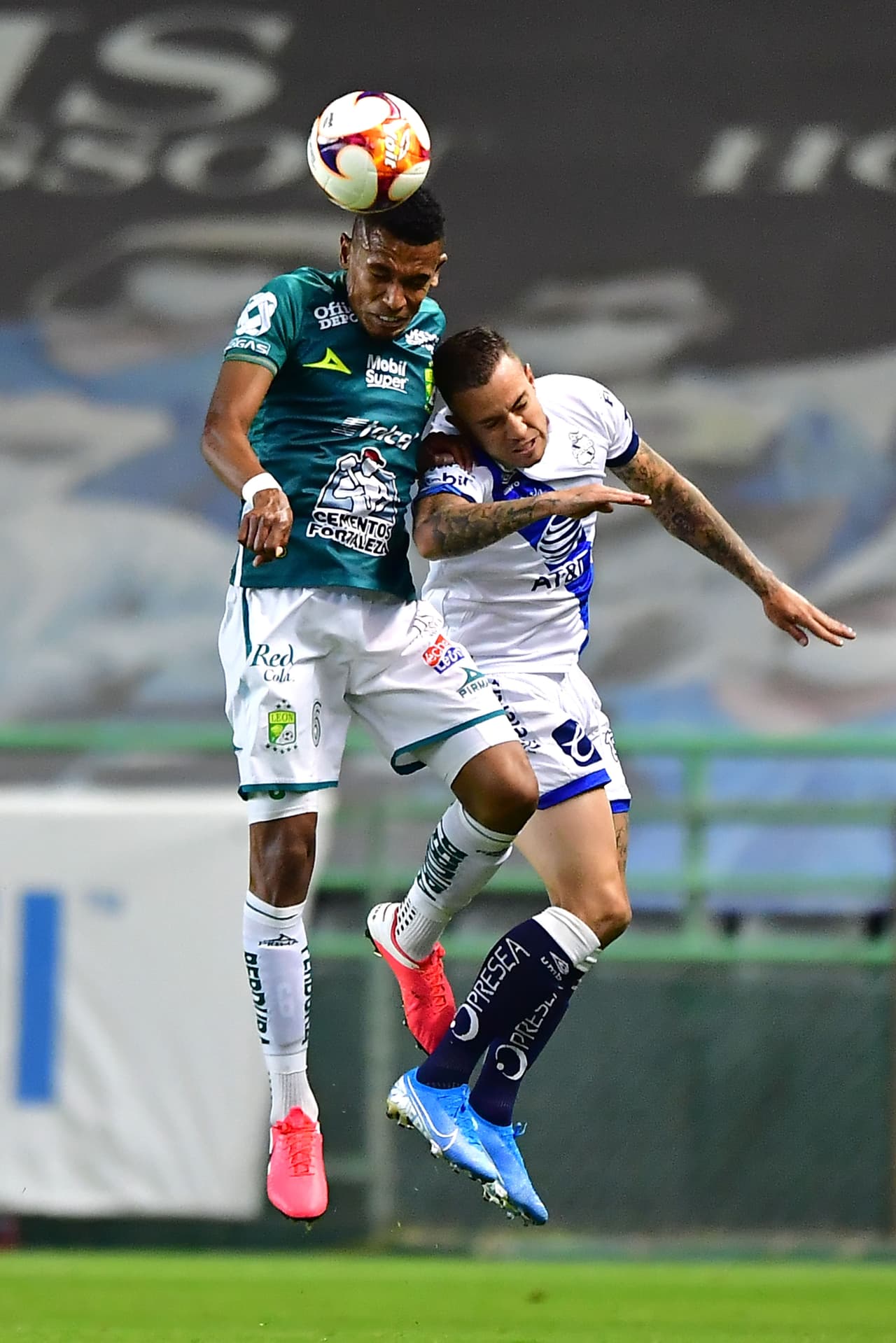 Las anotaciones de Santiago Ormeño al 85' y Daniel Álvarez al 90+5', Puebla consigue una increíble remontada y vence al León 1-2. La franja lleva cuatro partidos sin ver la derrota, de los cuáles tres han sido victorias. León se queda en la posición número 15 del torneo con 7 puntos.