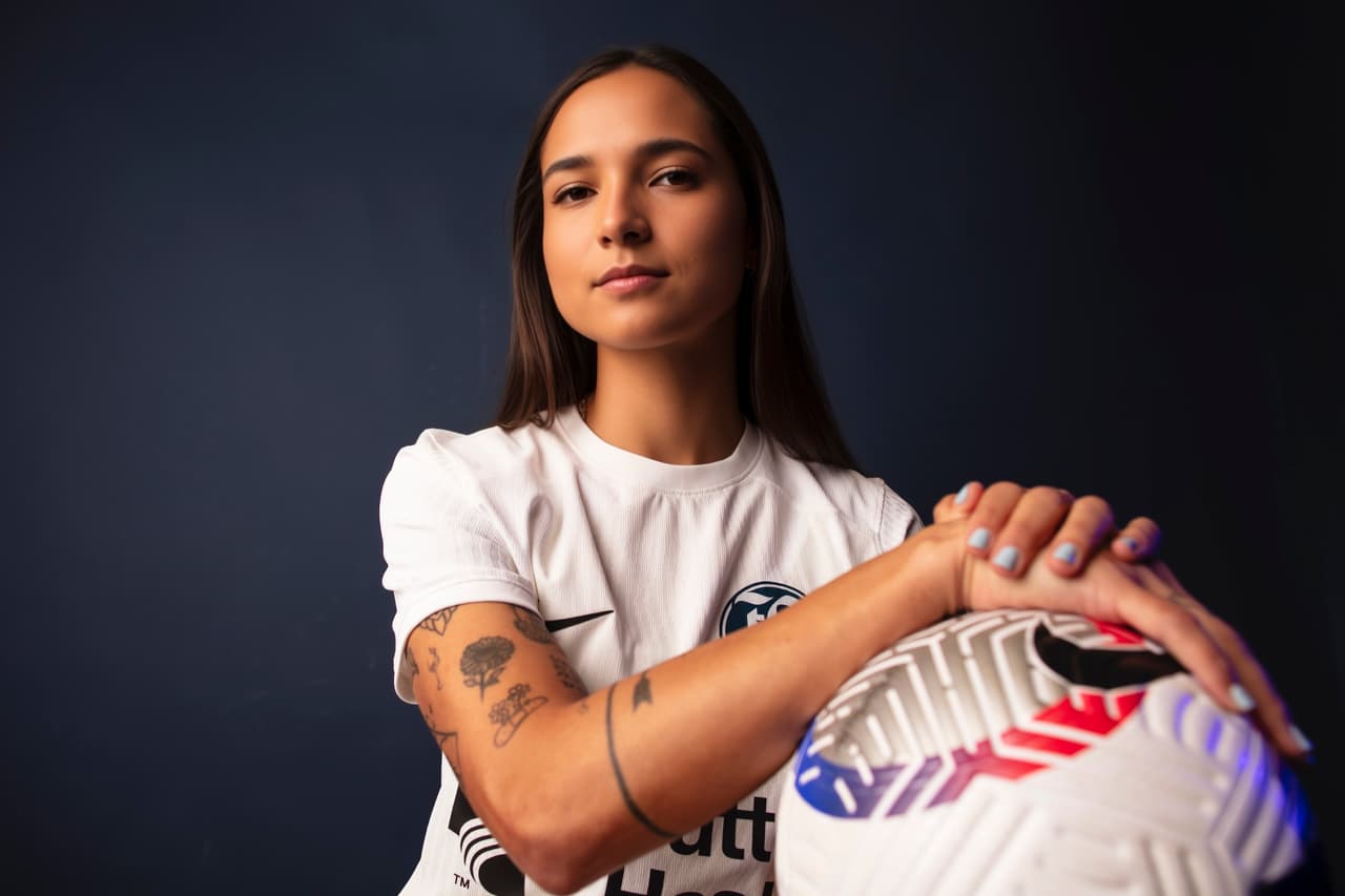 <h2 class="cms-H2-H2">Deyna Castellanos estará en los Latin AMAs como presentadora</h2>
<br>Jugadora destacada en el fútbol femenino venezolano, actualmente en Bay FC y la mejor pagada latina en la NWSL. Embajadora de FIFA y CONMEBOL, máxima goleadora de la selección de Venezuela, con experiencia en ligas de España e Inglaterra. Activista social comprometida por la igualdad de género, fundadora de Queen Deyna Education & Sports Program, que promueve la educación y el deporte para jóvenes.