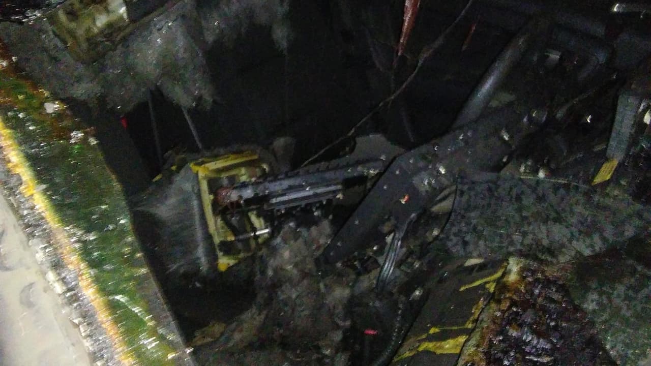 Cámaras de vigilancia lograron grabar el momento que un objeto es lanzado al vehículo, llevando a que éste se prende en llamas.