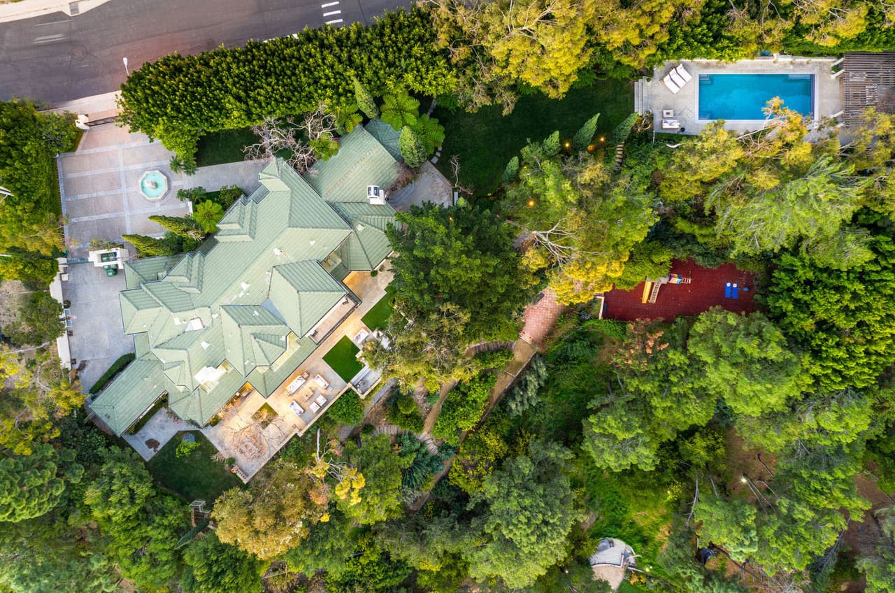 La casa tiene una espaciosa piscina.