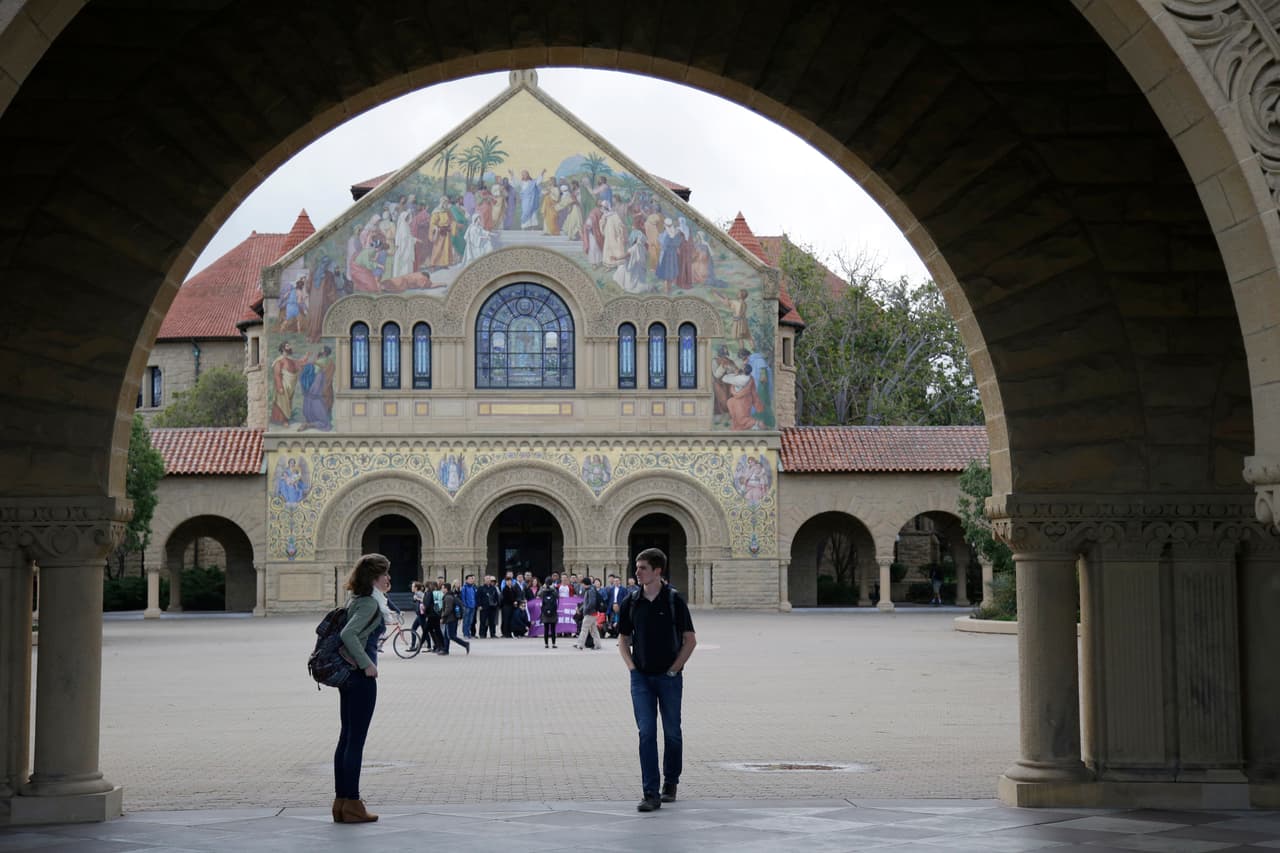 <b>7. <a href="https://www.usnews.com/best-colleges/stanford-university-1305">Universidad de Stanford</a></b>
<br>
<br>
<b>Ubicación: </b>Stanford, California
<br>
<b>Costo matrícula: </b>51,354 dólares
<br>
<b>Costo hospedaje: </b>15,763 dólares
<br>
<b>Fecha límite de aplicación: </b>2 de enero
<br>
<b>Selectividad:</b> Extremadamente selectiva - 5%
<br>
<b>La media de salario un año después de la graduación: </b>70,700 dólares
