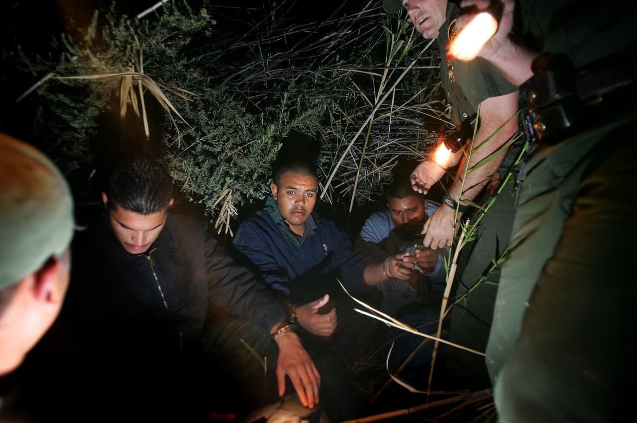 Menos indocumentados mueren intentando cruzar el desierto de Arizona en 2015