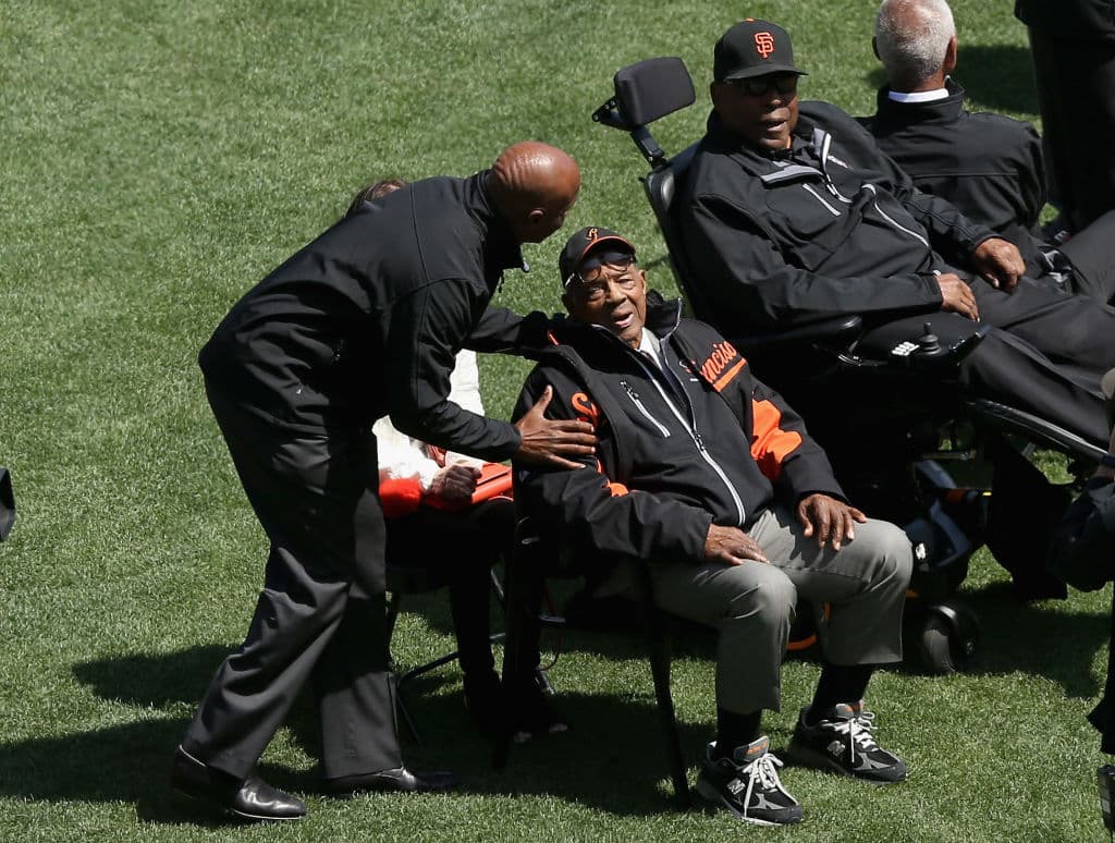 Aquí Bonds dándose el tiempo de bromear con Mays, a quien le tocaba el hombro, y quien es además su padrino, mientras McCovey miraba.