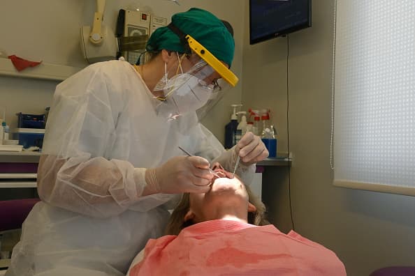 La endodoncista Evelyn Abreu explica a Univision Puerto Rico que la inversión de guantes, mascarillas, batas, protectores faciales y otros artículos de seguridad superan los $40.
<br>