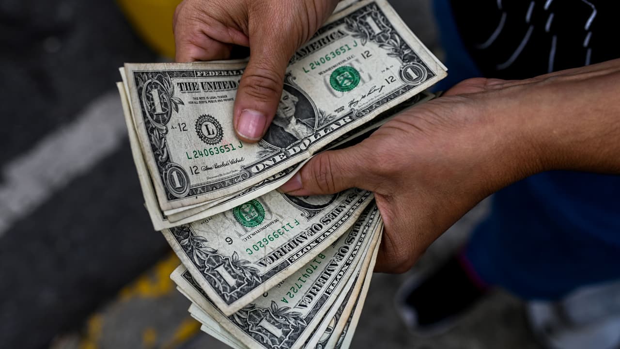 De acuerdo con Nina Dueñas, vicepresidenta del programa de niños El Valor, este tercer paquete ayudará a combatir la pobreza, que ha aumentado debido a la 
<a href="https://www.univision.com/temas/pandemia">pandemia</a>. “Les permitirá pagar su renta, comprar sus despensas y las cosas para sus hijos”, señaló Dueñas. Cabe recordar que la iniciativa plantea, entre otras cosas, asistencia financiera para menores ciudadanos con padres indocumentados.