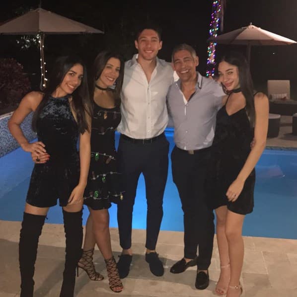 Johnny, su esposa Sandy Meléndez y sus hijos, Natalia, Thalía y Jean Gabriel, son una familia muy unida.