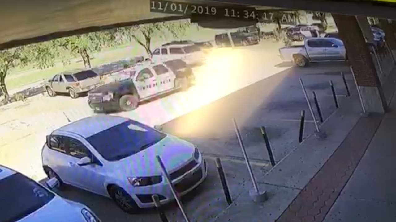 Oficiales del equipo de tácticas especiales SWAT y patrullas de policía los siguen.