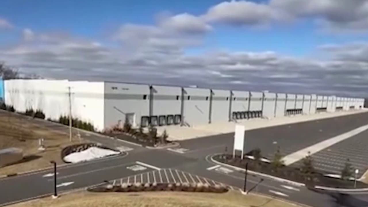¿ICE está reteniendo inmigrantes de manera ilegal en un almacén de Roxbury? Nueva Jersey investiga