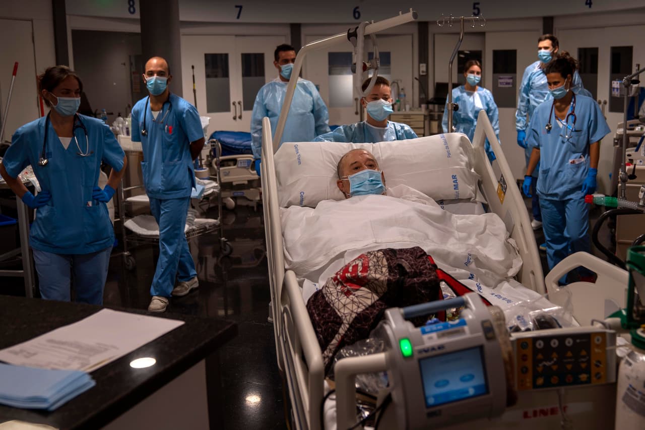 En abril el hospital tuvo que ampliar su capacidad para atender la pandemia. “De repente estábamos volviendo a los viejos hábitos de mantener a los familiares alejados de sus seres queridos. Y es muy difícil transmitir malas noticias a través de una llamada telefónica". En la fotografía España en la unidad de cuidados Intensivos.