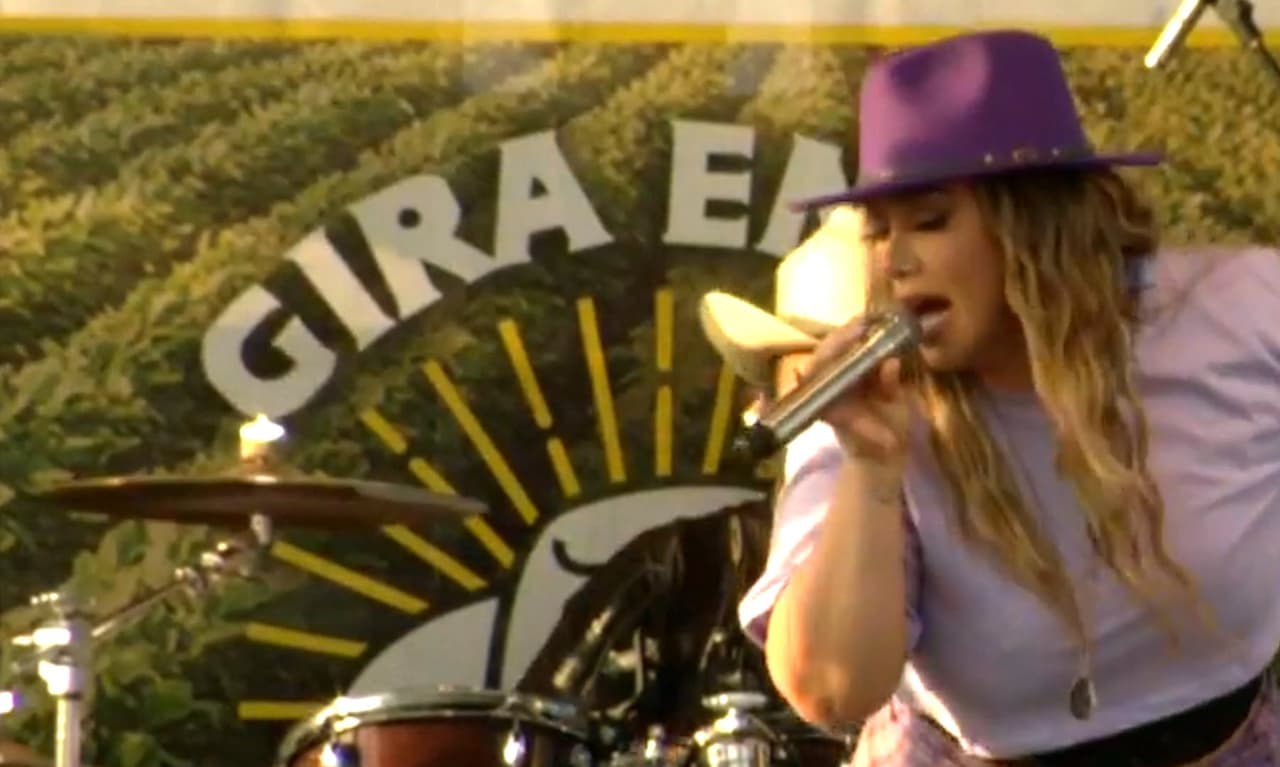 Al final del tema
<b> 'No me llega el olvido'</b> 
<b>la cantante se quebró</b>, mostrando su dolor ante la letra.
<br>