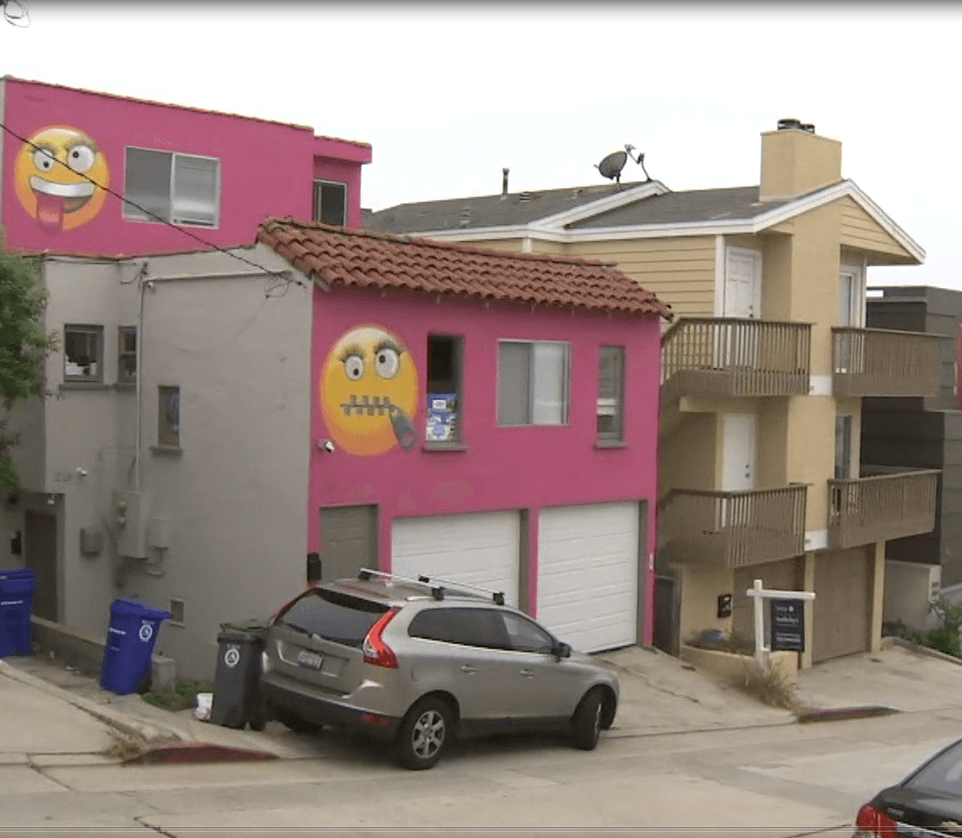 La mujer asegura que emoji de las largas pestañas fue inspirado en ella, ya que asegura ser quien reportó la irregularidad de los alquileres a la ciudad.
<br>