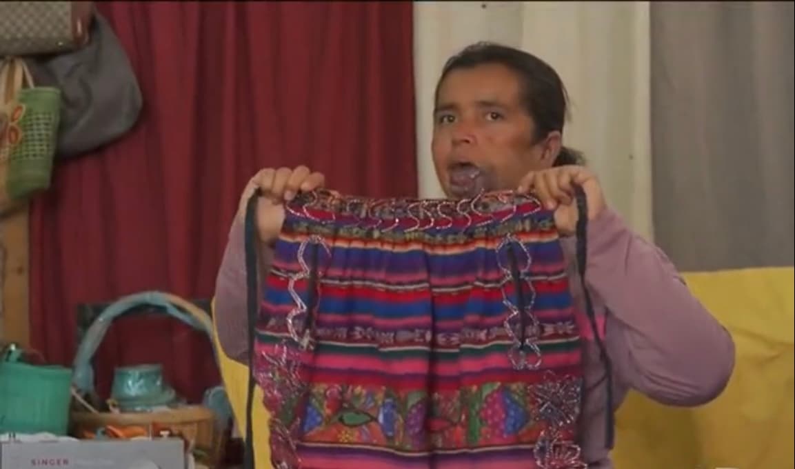 Con la responsabilidad de tener que darle de comer a tantas bocas, Hernández se pasa todo el día trabajando, ya sea haciendo trabajos de costura o en un pedazo de tierra donde,
<b> tras jornadas extenuantes recibe 6 dólares diarios. </b>
<br>