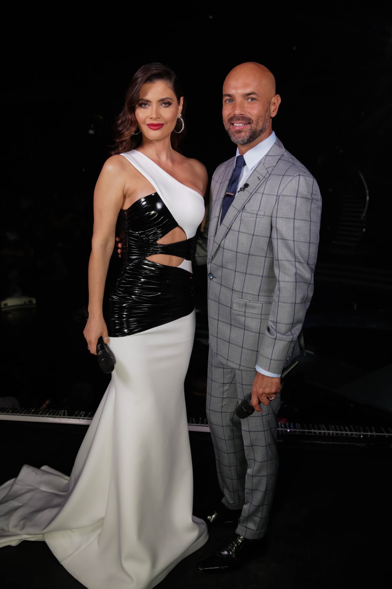Como cada domingo,
<a href="https://www.univision.com/shows/mira-quien-baila/chiqui-delgado-impacta-con-un-look-en-blanco-y-latex-negro-fotos" target="_blank">Chiquinquirá Delgado</a> y Javier Poza dieron la bienvenida al público.