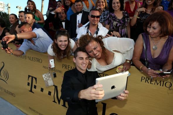 Una cámara, el teléfono y hasta un iPad lo usaron para captar el momento.