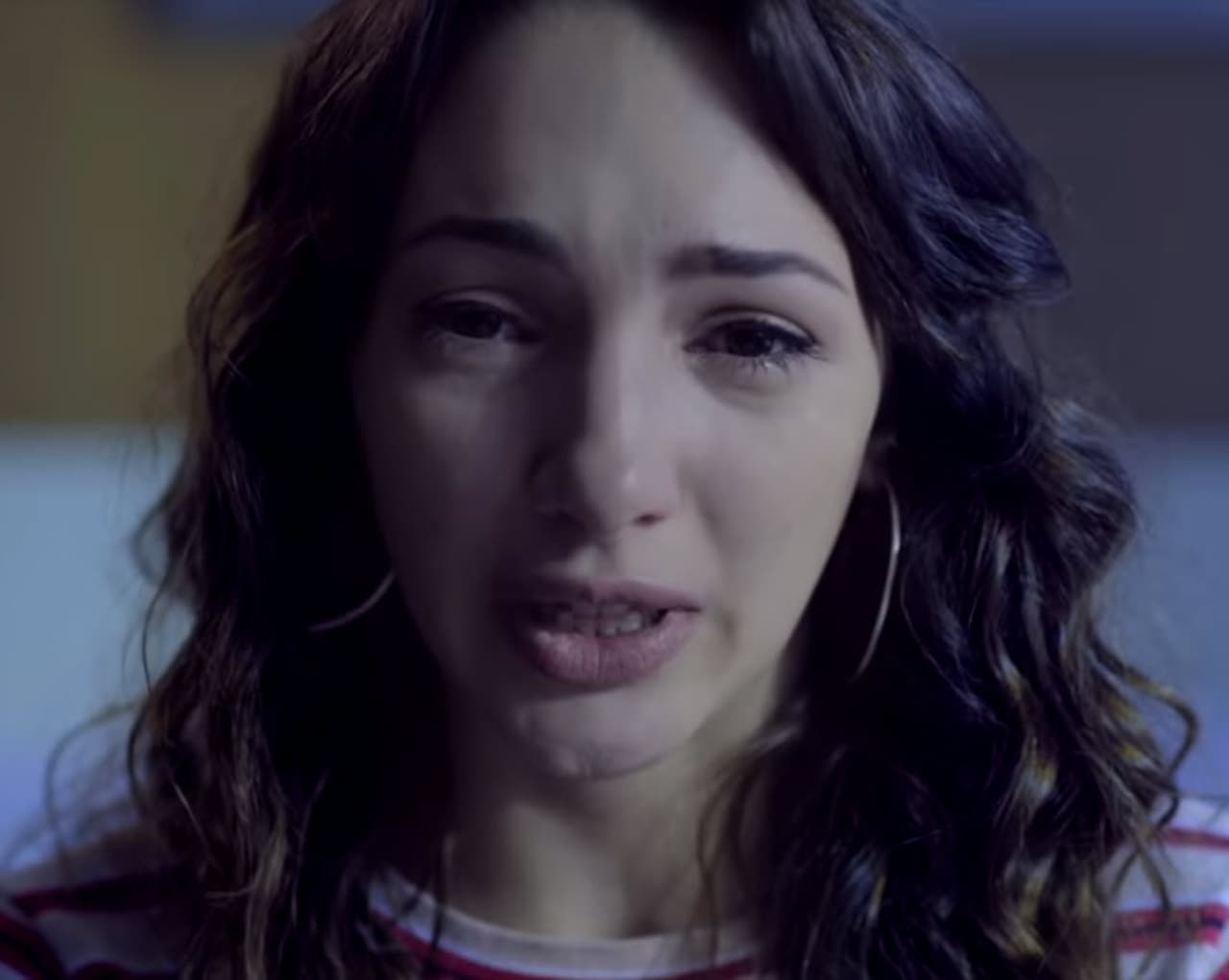 La actriz dio más detalles de lo ocurrido en entrevista para el diario Página 12 tras la publicación del video: "En el final de la gira de 'Patito feo', en Nicaragua, llegamos del estadio y el hotel estaba colapsado. Para irme a mi habitación subo por las escaleras de servicio. Atrás mío viene este hombre. Yo dormía sola y cuando quiero entrar a mi cuarto la tarjeta estaba desmagnetizada. Él me dijo, '¿por qué no llamás desde mi habitación y que te suban una tarjeta?'".
<br>