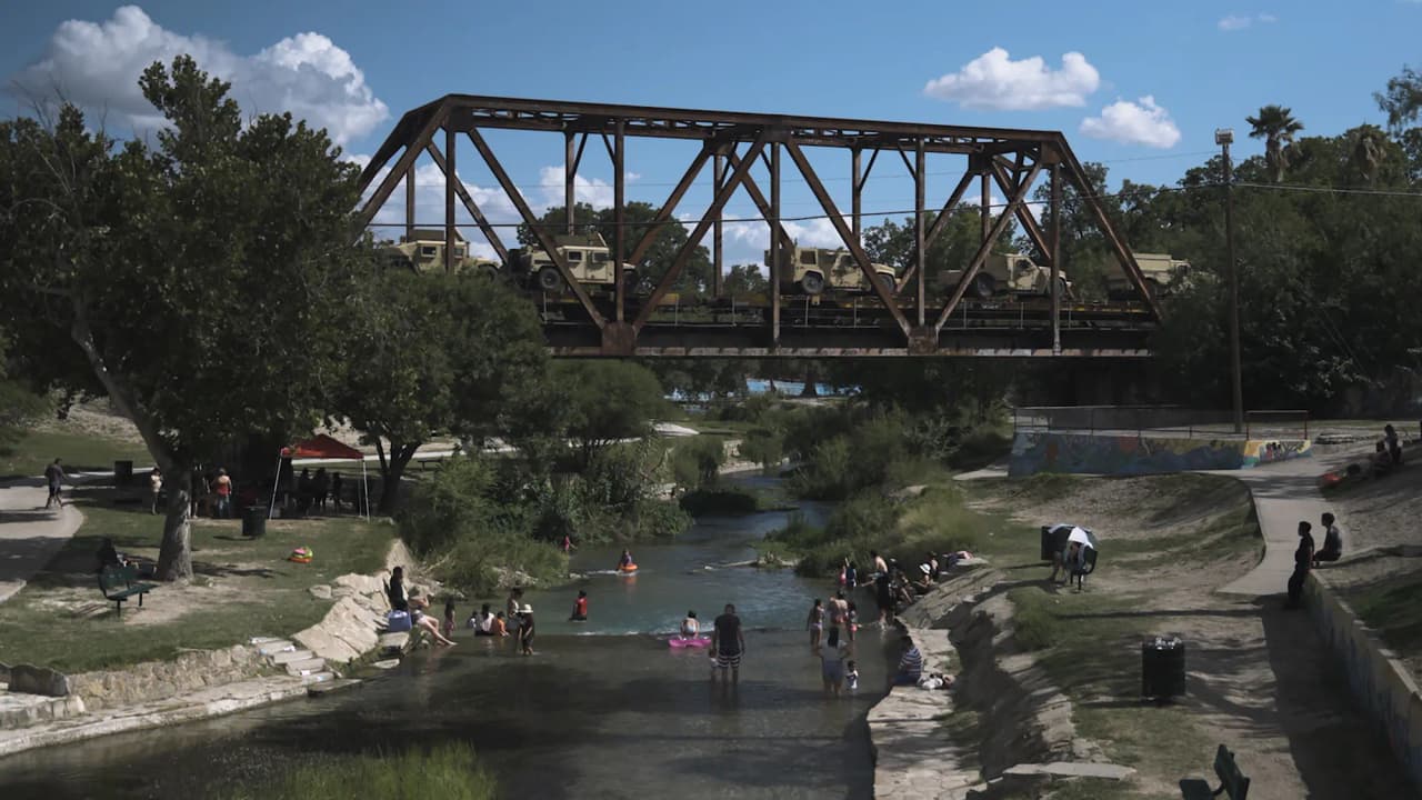 La ciudad fronteriza, de mayoría latina, depende en gran medida de los empleos públicos, muchos de los cuales están relacionados con la preparación militar y la aplicación de las leyes de inmigración.
<br>