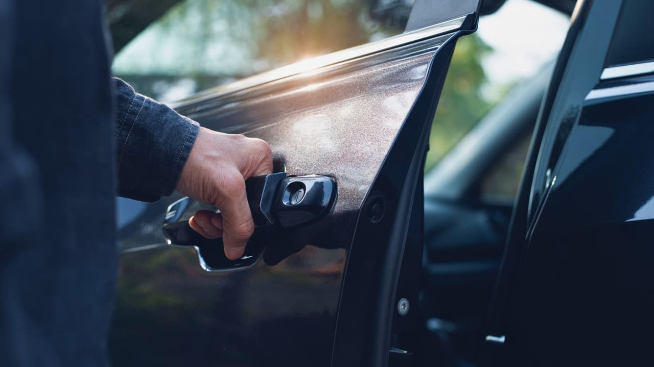 <h3 class="cms-H3-H3">✅ Conclusión </h3>
<br>
<br>Aunque las estadísticas muestran una disminución en los robos de vehículos en Texas, ciertos modelos siguen siendo
<b>objetivos para los delincuentes</b>. Es fundamental que
<b>los propietarios de vehículos tomen medidas proactivas para proteger sus autos</b> y colaboren con sus comunidades y autoridades locales para reducir estos delitos. Para
<b>más información y recursos sobre cómo proteger tu vehículo</b>, puedes visitar el sitio web de la Oficina Nacional de Delitos contra el Seguro (NICB)
<a href="https://www.nicb.org/" target="_blank">en www.nicb.org</a>