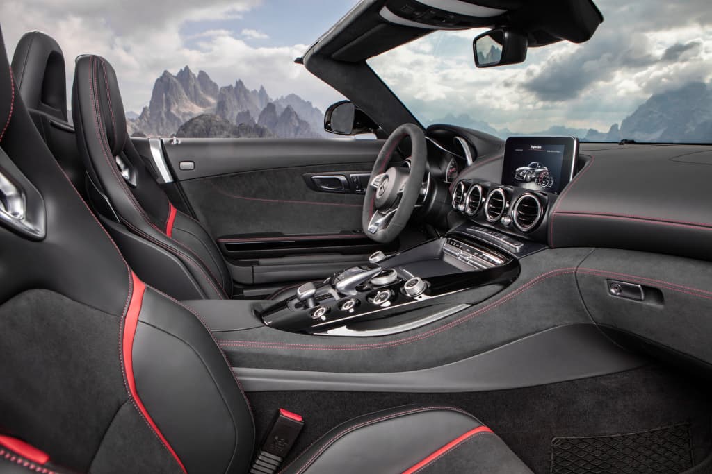 Su cabina es de lo mejor que ha desarrollado Mercedes-AMG, con 
<b>vestiduras de piel Nappa y volante deportivo AMG </b>forrado en piel y microfibra. Puede elegirse con asientos AMG Performance o los sistemas de sonido Burmester surround y Burmester surround high end.