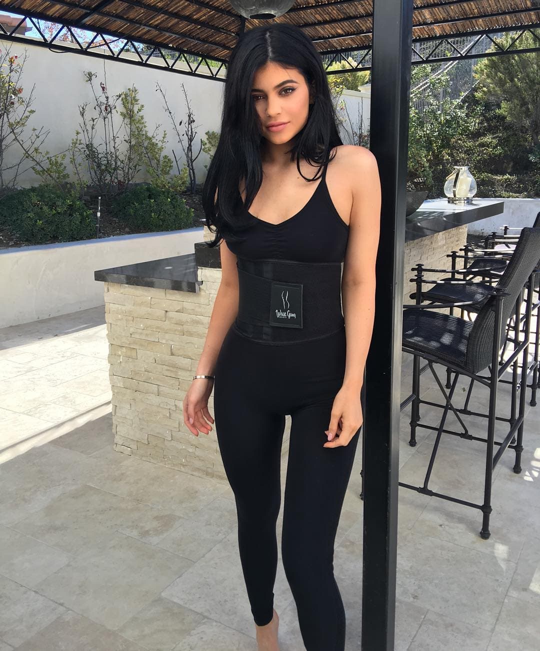 Kylie Jenner tiene un cuerpazo y uno de sus secretos es la "faja milagrosa".