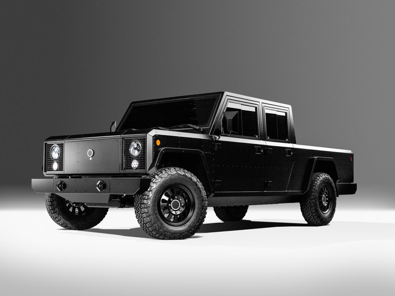 Bollinger Motors planea fabricar sus modelos B1 y B2 con los que pretende conquistar el segmento de las SUVs y pickups. Ambos modelos son motivados por motores eléctricos y cuentan con atractivas características para dominar hasta los terrenos más desafiantes.
