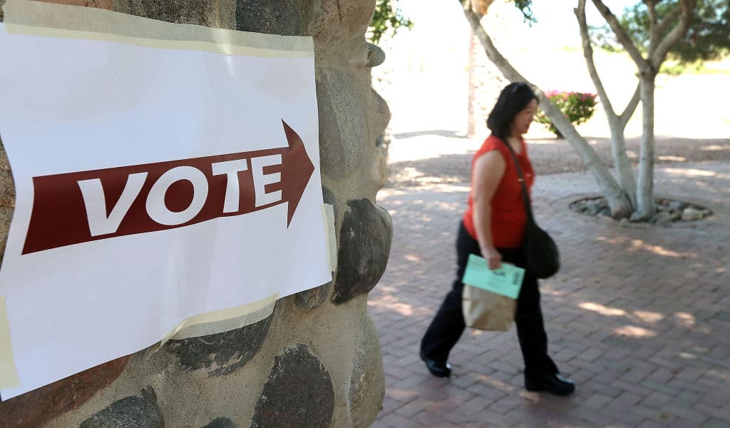Desacuerdo por presencia de Policía en los centros de votación anticipada entre alcaldesa de Tucson y registradora