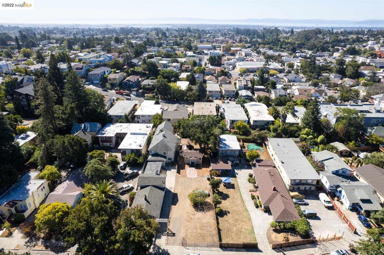 El precio de $1,769 por pie cuadrado no recae en la estructura, sino en el terreno en el que se encuentra y el uso de suelo que permite ampliar la construcción de forma considerable.