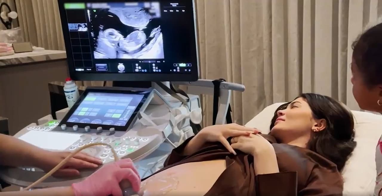 La empresaria dio la noticia con un tierno video donde 
<b>su hija Stormi los acompaña a una visita con el ginecólogo</b> para ver el ultrasonido.
<br>