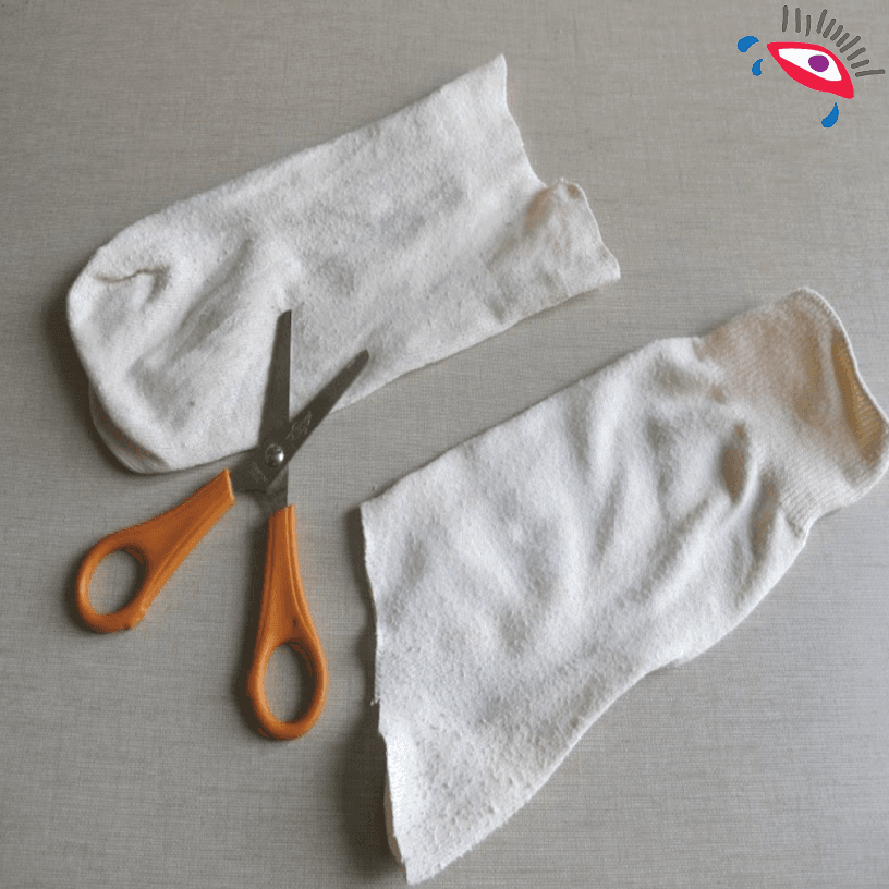 Corta el calcetín por la mitad