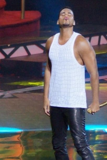 Romeo es tan seductor que nunca dejará de mandar besos cuando se para sobre el escenario.