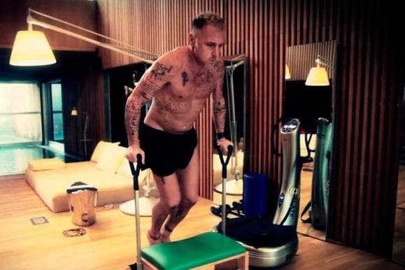 Este millonario que luce ahora un físico muy perfilado es para algunos una referencia de cómo envejecer en plena forma, aunque otros lo miran con reticencia por la obsesión que tiene con su apariencia.