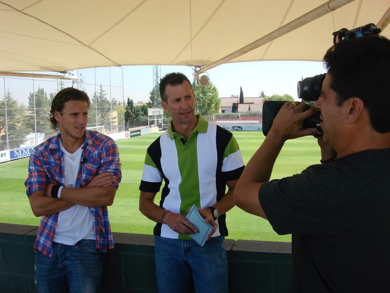 También nuestros talentos han ido hasta los protagonistas como Diego Forlán cuando rompía redes jugando para el Atlético de Madrid.