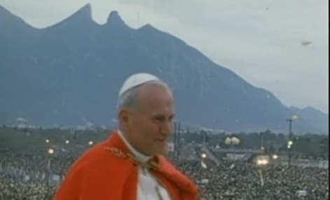 La multitud se ubicó en el cauce del río y avenidas aledañas, mientras que el escenario central se colocó bajo el puente llamado ‘El Puente del Papa’, en honor a su santidad Juan Pablo II, quien en ese mismo lugar ofició una misa en su primera visita a esa ciudad en 1979.
<br>