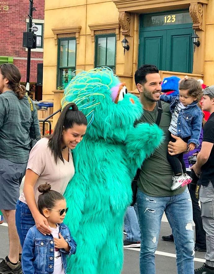 Nuestro chef y su esposa Juliana no cabían de la emoción al ver la felicidad en los rostros de sus hijas. Anabella y Silvana podían estar cerca de sus personajes favoritos.