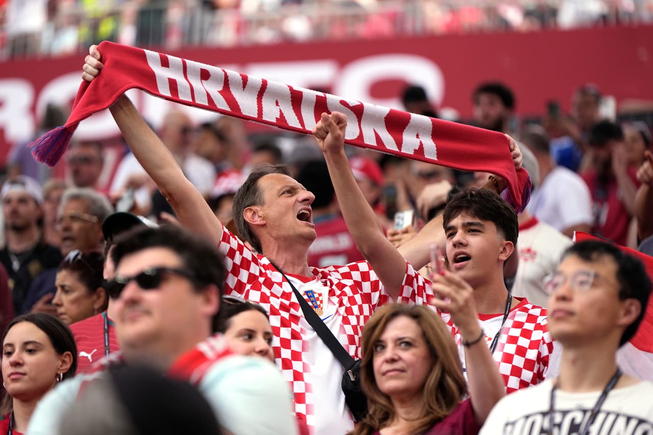 Un aficionado de Croacia canta antes del partido de la ronda de 32 de la Copa del Mundo de fútbol entre Portugal y Croacia en Toronto, el jueves 2 de julio de 2026.