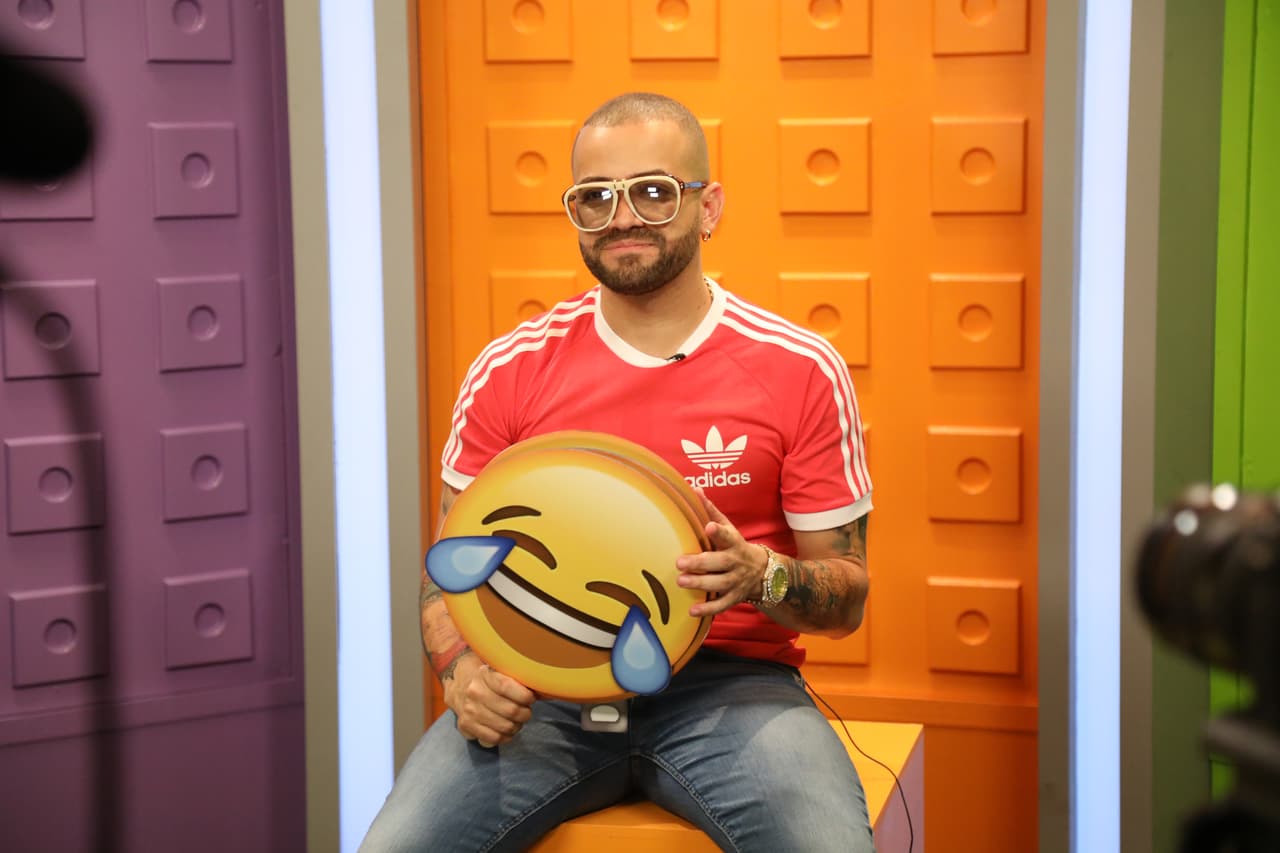 Nacho intentó imitar algunos emojis, pero este era un poco complicado.