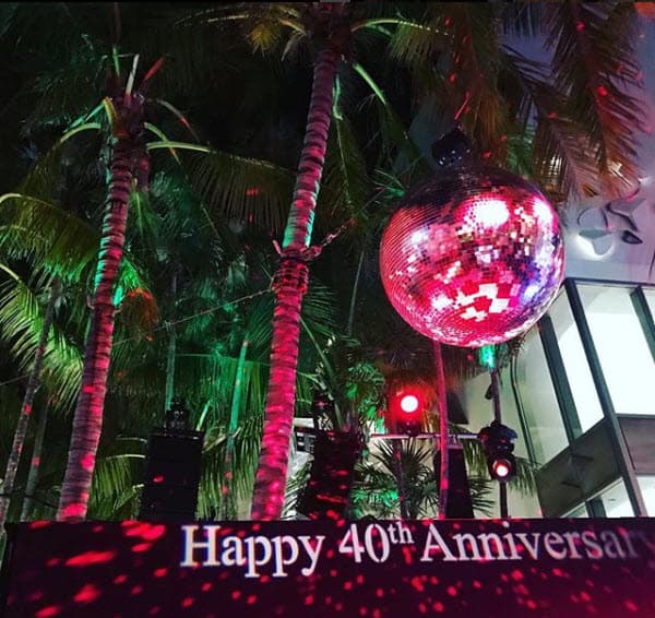 El evento se llevó a cabo en Estefan Kitchen, el restaurante de comida cubana que la pareja tiene en Miami.