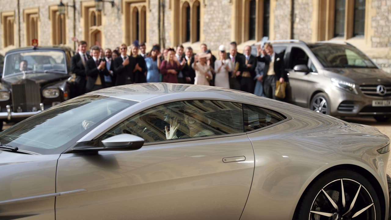 A pesar de que Marek Reichman, director creativo de Aston Martin, y Sam Mendes, director de Specter, se reunieron y trabajaron juntos por incontables horas en el diseño del Aston Martin DB10, dificilmente se habrán imaginado 
<b>una escena como esta</b>.