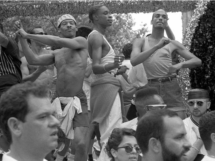 A través del tiempo, la comunidad LGBT+ alzado sus voces y luchado por sus derechos humanos. Muchos de estos momentos históricos han sido capturados por grandes fotógrafos o activistas, que han inspirado a otras personas.
<br>
<br>Muchos de estos fotógrafos jamás pensaron que estarían documentando momentos históricos, sin embargo, estas fotos han logrado vivir a través de los años para recordarnos lo mucho que la comunidad ha hecho y lo que falta por conseguir.