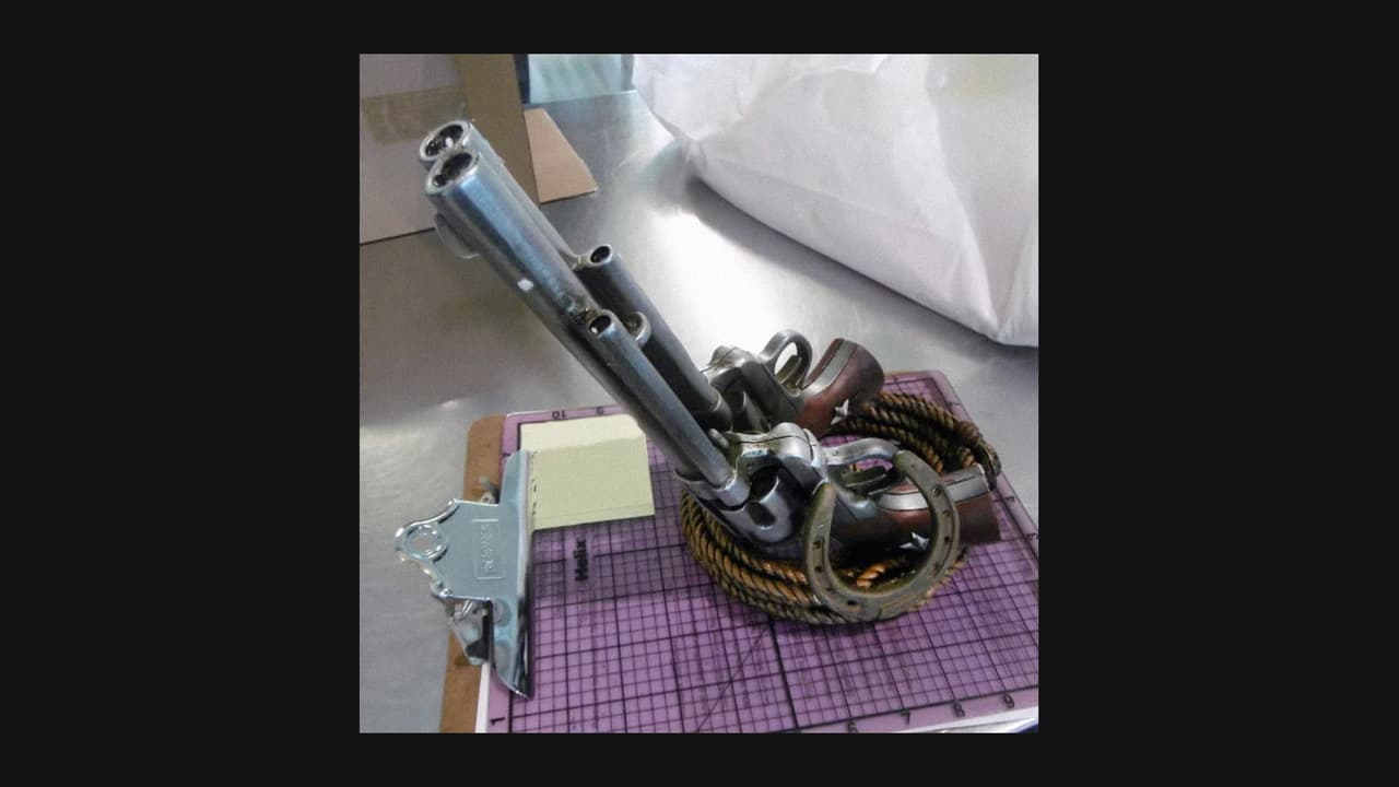 <b>Puesto 2. Soporte de botellas de vino (con forma de pistolas)</b>
<br>
<br>Lugar donde fue encontrado: Aeropuerto Sacramento Internacional (California).
<br>
<br>“Por favor, no tomes decisiones como este pasajero”, dijo la agencia de esta foto.
<br>